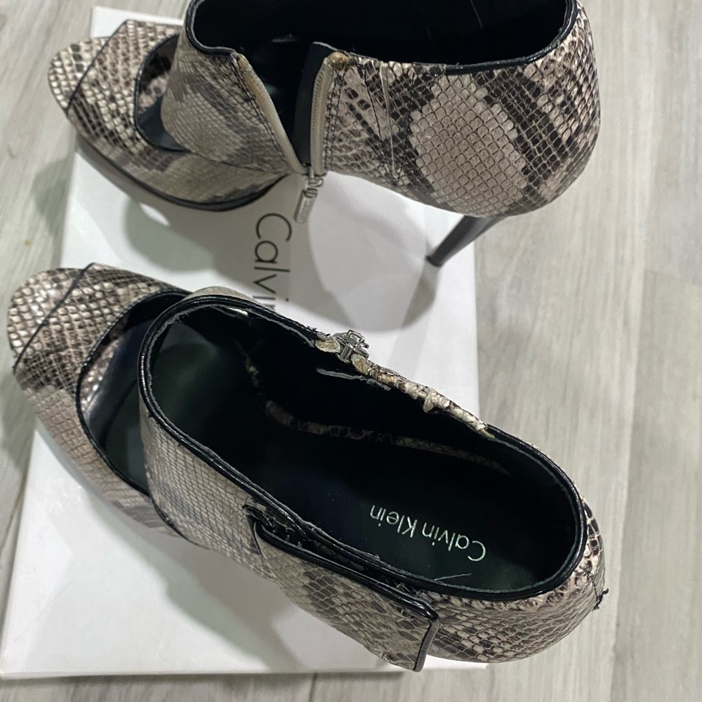 Calvin Klein: Lenora Classic Python Print Open To… - image 7